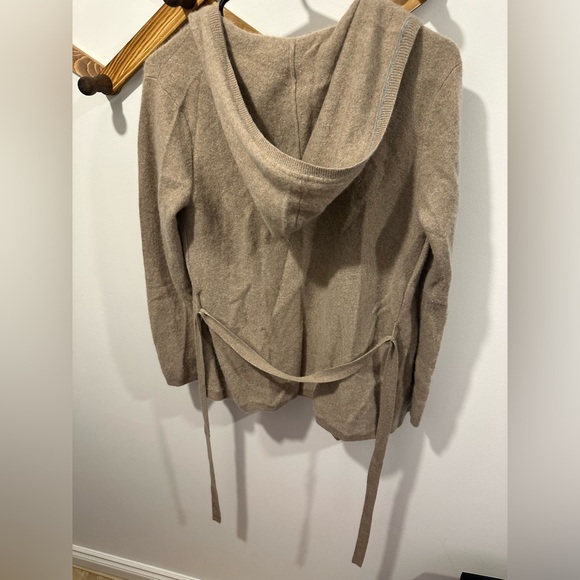 VICTORIA SECRET 100% CASHMERE WRAP TOP CARDIGAN -
M/L - Picture 3 of 9